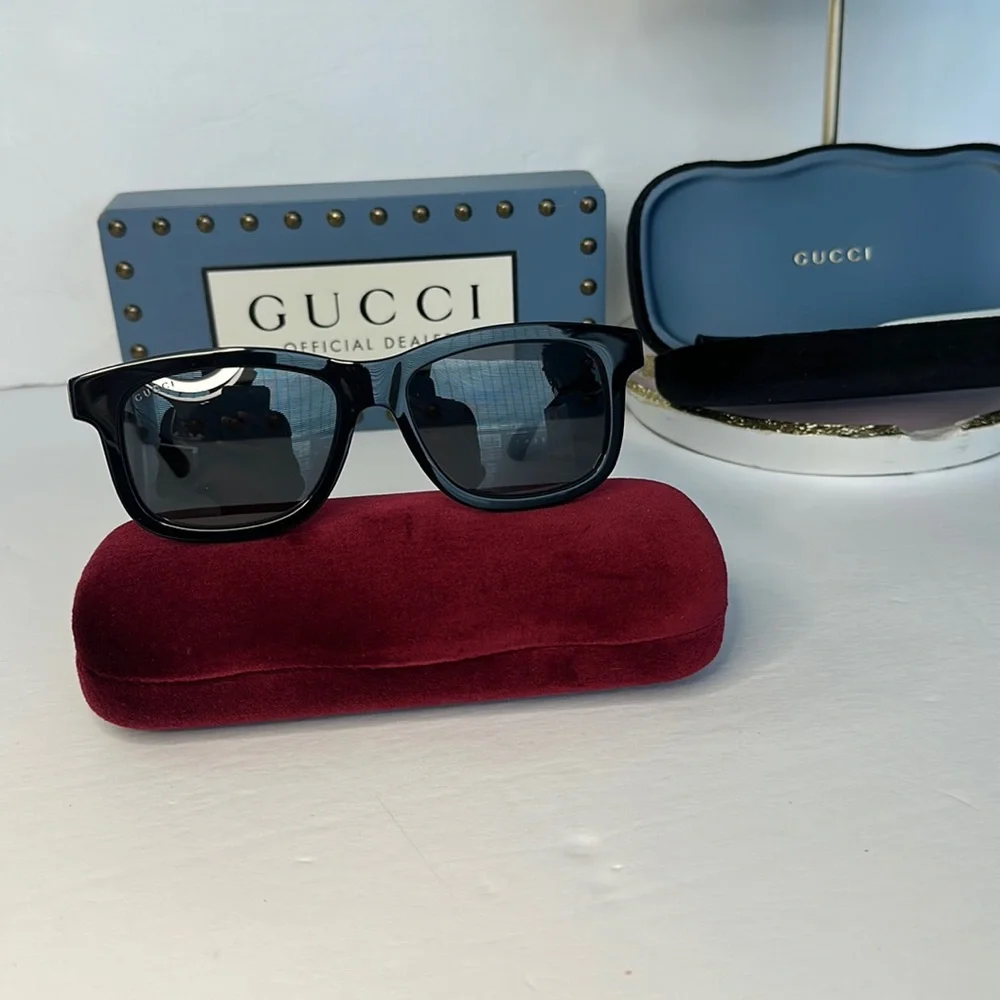 Authentic GUCCI GG0824S 005 square sunglass black frame with grey lenses